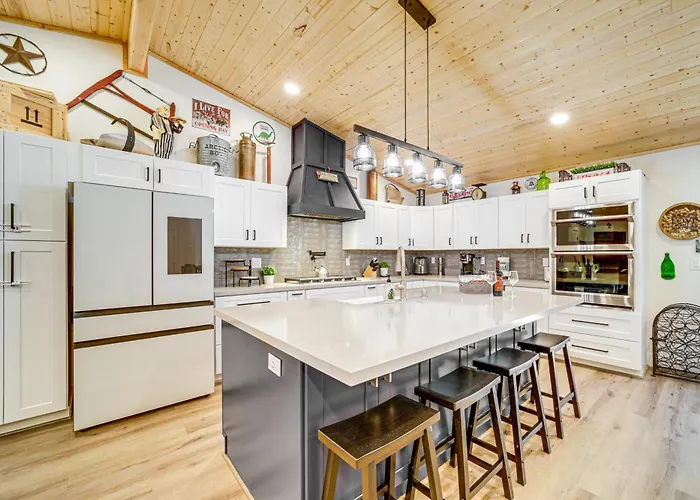 Fire Pit + Trail Access: Spacious Ferienhaus